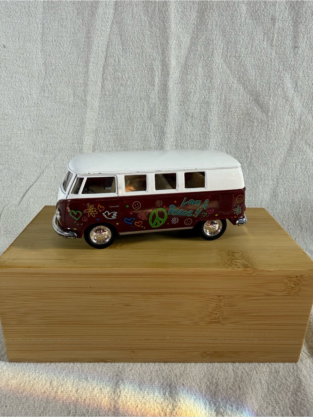 Kinsmart Volkswagen Classical 1962 Bus Pull Back & Go Hippie Van